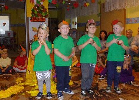 MOTYLKI NA BALU U PANI JESIENI grafika