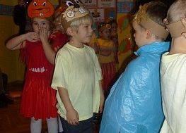 MOTYLKI NA BALU U PANI JESIENI grafika