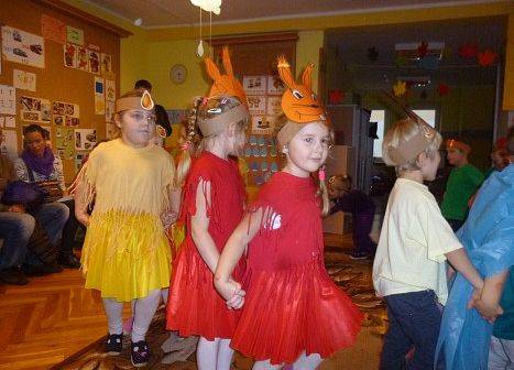 MOTYLKI NA BALU U PANI JESIENI grafika