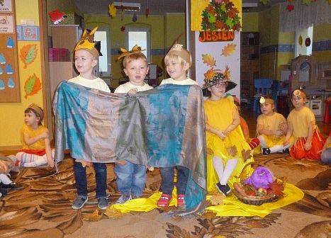 MOTYLKI NA BALU U PANI JESIENI grafika