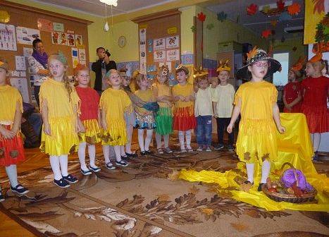 MOTYLKI NA BALU U PANI JESIENI grafika