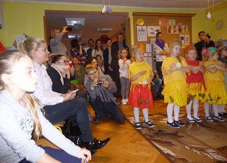 MOTYLKI NA BALU U PANI JESIENI grafika