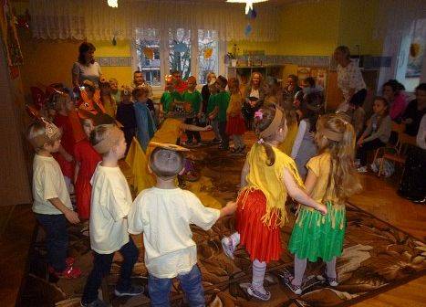 MOTYLKI NA BALU U PANI JESIENI grafika