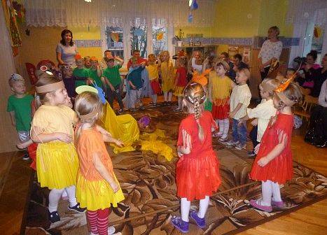 MOTYLKI NA BALU U PANI JESIENI grafika